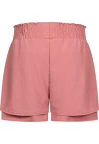 Růžové kraťasy s nařaseným elastickým pasem, které mají hladkou texturu a uvolněný design, končí nad kolenem s vrstveným vzhledem.