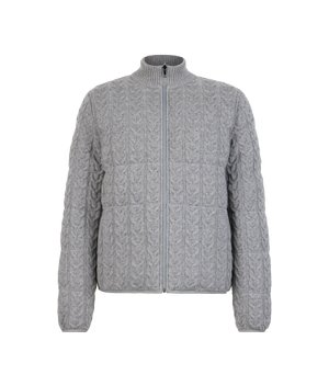 Grå strikket lynlåsjakke med kabelmønster, lange ærmer og en ribstrikket høj krave, vist fladt mod en hvid baggrund.