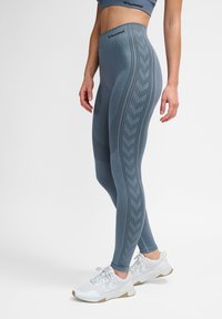 Hoch-taillierte, hellblaue Sportleggings mit strukturiertem Muster an den Seiten, aus dehnbarem Material, das sich gut für das Training eignet.
