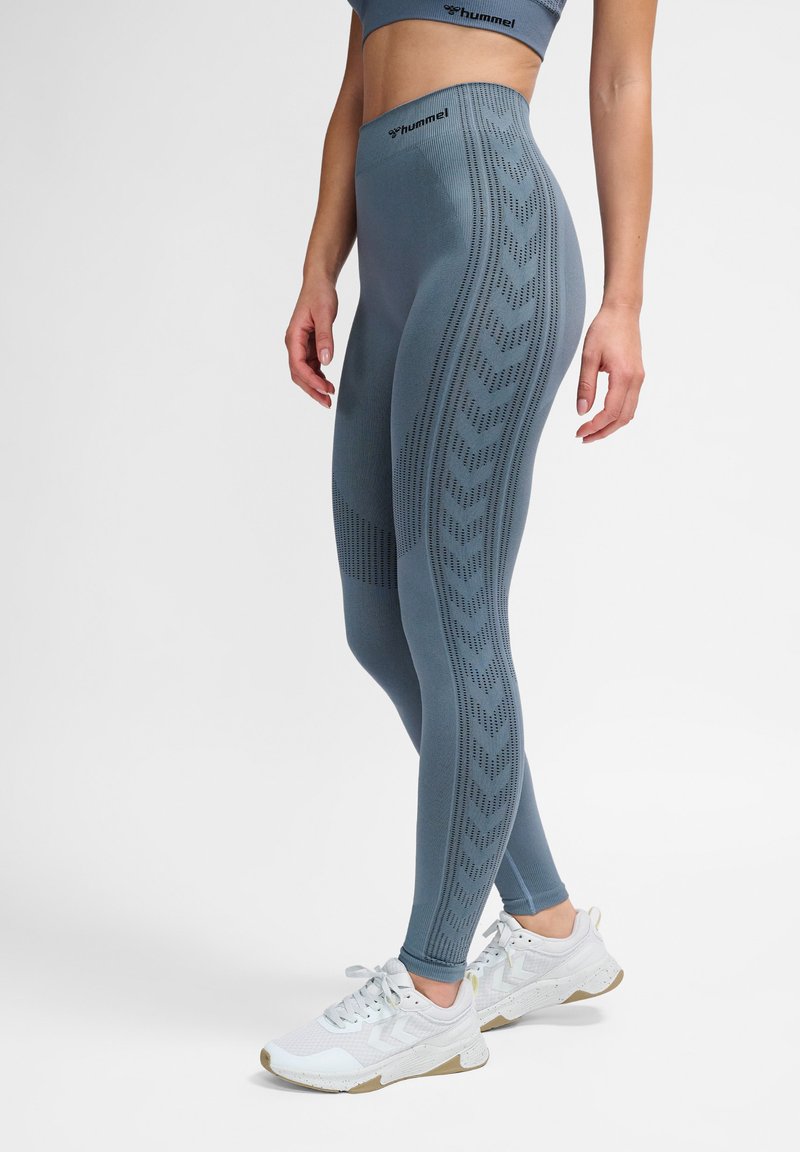 Hoch-taillierte, hellblaue Sportleggings mit strukturiertem Muster an den Seiten, aus dehnbarem Material, das sich gut für das Training eignet.