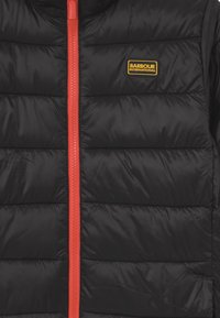 Barbour B.INTL BOYS QUILT - Zimní bunda - black/orange