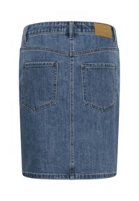 Jupe en jean bleue vue de dos, avec deux grandes poches arrière, des passants de ceinture et une étiquette en cuir marron à la taille.