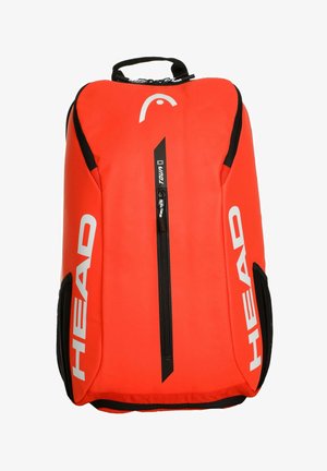 Borsa sportiva HEAD arancione brillante con cerniera nera, manico e logo sulla parte anteriore, progettata per trasportare l'attrezzatura.