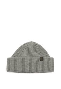 Bonnet en tricot gris avec un revers replié, présentant une texture côtelée et une petite étiquette en tissu noir carrée sur le devant.