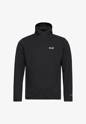 Zwarte softshell jas met een hoge kraag, ritssluiting en opvallende branding. Voorzien van twee zijzakken en een gestructureerde stof voor rekbaarheid.