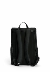 Schwarzer Rucksack mit gepolsterten Trägern, einem oberen Griff und einem schlanken, minimalistischen Design. Hergestellt aus strapazierfähigem Material mit einer strukturierten Oberfläche.