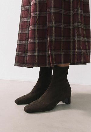 WIDE FIT - FOREVER COMFORT CHISEL TOE - Lage laarzen - chocolate brown