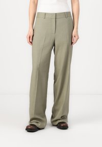 Pantaloni a gamba larga grigio-verde chiaro realizzati in tessuto testurizzato, con una piega frontale, tasche laterali e una vita standard.