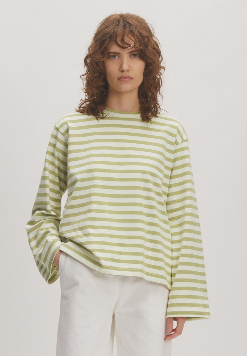 Grün- und weiß gestreiftes Langarmshirt mit Rundhalsausschnitt, weichem Baumwollmaterial, lockerer Passform und leicht gesenkten Schultern.