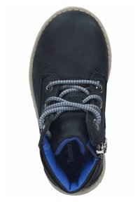 Botín de cuero azul marino con acentos azules, lados texturizados, cordones grises y azules, y una cremallera plateada de lado. Suela de goma.