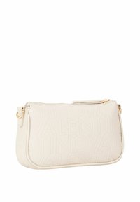 Beige Lederhandtasche mit geprägt eingesetztem Logo, goldfarbenen Beschlägen und Reißverschluss, mit abgerundeter Silhouette.