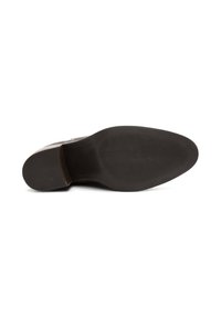 Bruine lederen schoenzool met gestructureerd zwart rubber, voorzien van een gladde afwerking en een ronde neusvorm. Inclusief subtiele antislipgroeven.