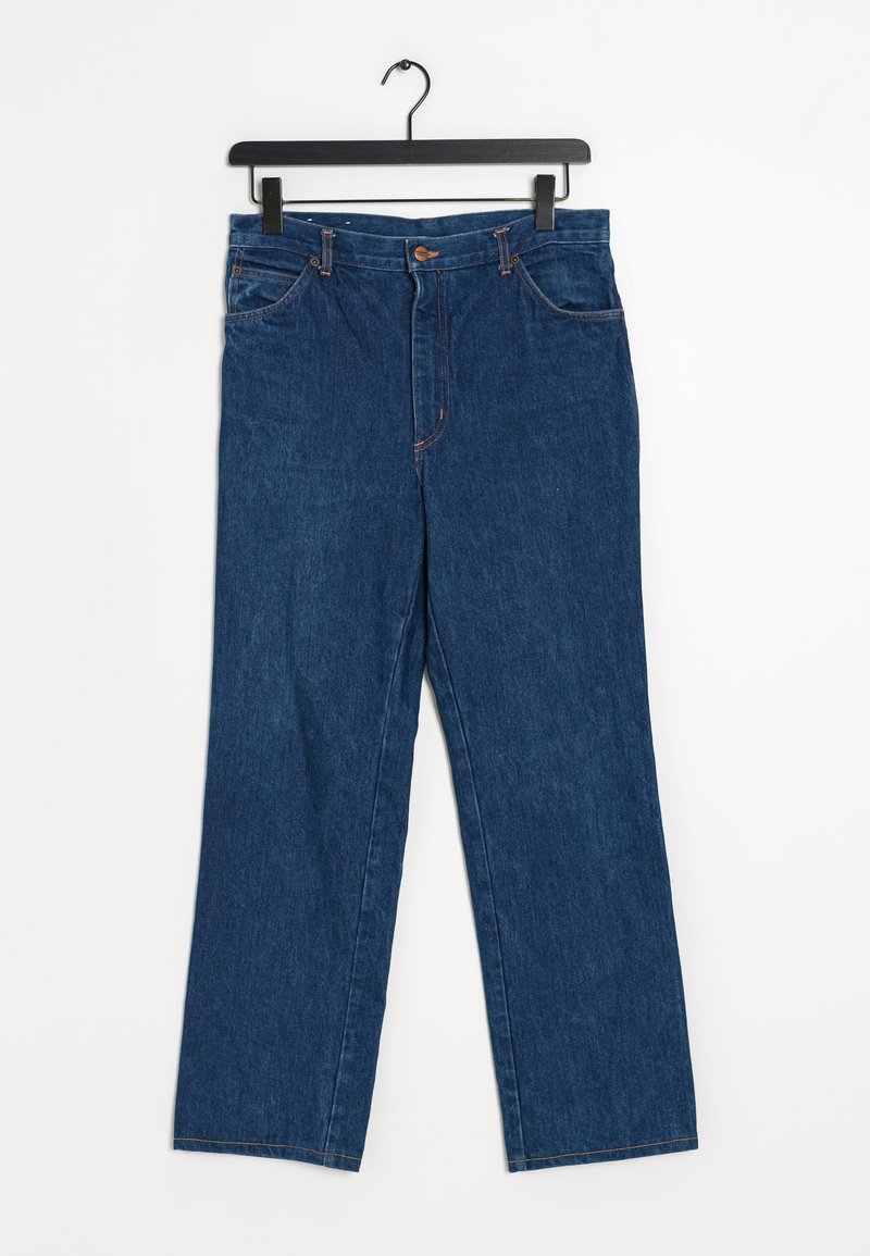 Blå jeans i denim som hänger på en svart galge. Har rak passform, fem fickor, knappstängning och kontrasterande orange sömnad.
