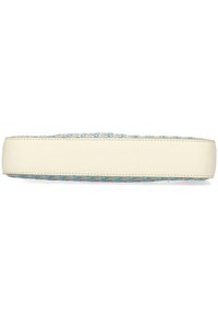 Bolso de mano tejido con un acabado en cuero crema, que presenta un patrón de cuadros azul y beige. Forma rectangular, diseño plano, superficie texturizada.