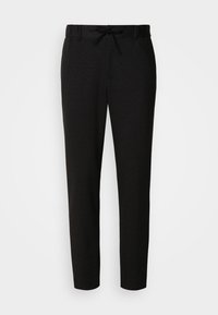 Μαύρο παντελόνι από μαλακό ύφασμα, με ελαστική μέση με κορδόνι, στενή εφαρμογή και στενές μπατζάκια. Χωρίς ιδιαίτερα σχέδια ή διακοσμητικά στοιχεία.