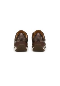 Un paio di sneaker in pelle e tessuto marrone viste da dietro, che evidenziano i dettagli del tallone testurizzato e della suola in gomma su uno sfondo bianco.