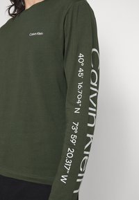 Calvin Klein LOGO COORDINATES - Camisola de manga comprida - dark olive