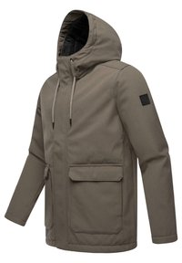 Chaqueta ligera marrón con capucha, de textura suave, con cordones ajustables, dos bolsillos frontales y un discreto parche de marca en la manga.