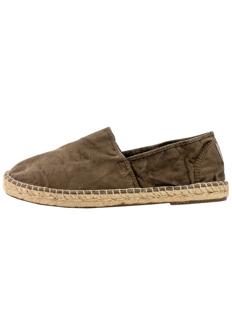 Rjavi platneni espadril s slip-on načinom oblačenja, ki ima teksturirano tkanino in pleteno jutikovo podplat. Šivi na zgornjem delu.