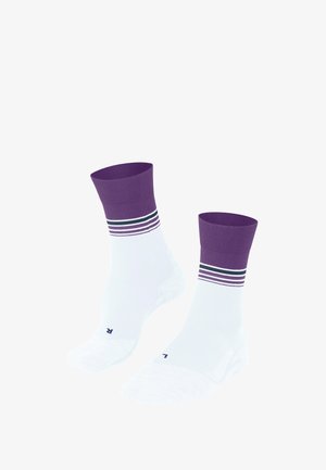 Weiße Crew-Socken mit lila gerippten Bündchen. Verfügt über drei horizontale Streifen in Dunkellila und Schwarz über der Ferse. Weicher Stofftextur.