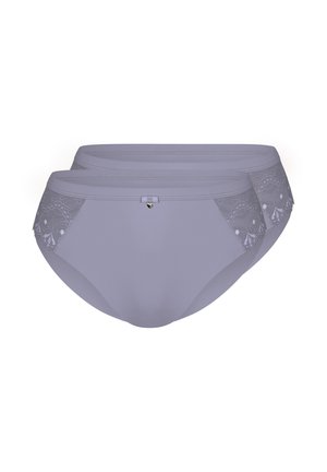 Zwei Damen-Slips aus Lavendel mit Spitzenbesatz, jeweils mit einer kleinen Schleife und einem Herzanhänger mittig auf dem vorderen Bund, auf weißem Hintergrund dargestellt.