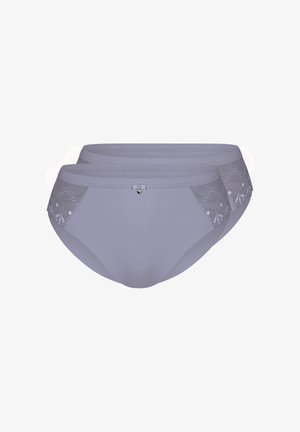 Zwei Damen-Slips aus Lavendel mit Spitzenbesatz, jeweils mit einer kleinen Schleife und einem Herzanhänger mittig auf dem vorderen Bund, auf weißem Hintergrund dargestellt.