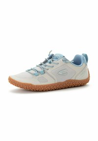 Lichtgrijze sportschoen met een bovenwerk van mesh en blauwe accenten; heeft een getextureerde rubberen zool met een zigzagpatroon voor grip.