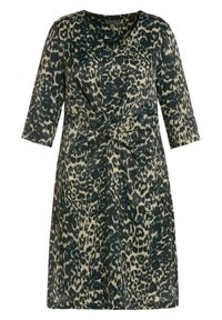 Leopardenmuster-Kleid in Grün und Beige, mit V-Ausschnitt, dreiviertellangen Ärmeln und einem verdrehten Detail an der Taille. Glatte Stoffstruktur.