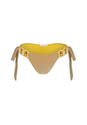 Goldener Bikiniunterteil mit schimmernder Textur, ausgestattet mit einem gelben Innenfutter und einem dekorativen Gürtel mit klaren Edelsteinen. Bänder an den Seiten.
