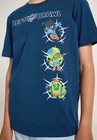 Mørkeblå bomulds t-shirt med tre tegneseriefigurer i farverigt tøj, med teksten "LAD OS SLÅS" ovenfor og cirkulære detaljer bag dem.