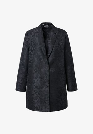 Czarna marynarka z kwiatowym wzorem tekstury, jednorzędowa, z wyciętymi klapami i długimi rękawami, wykonana z tkaniny o fakturze.