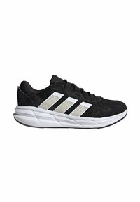 Czarne buty sportowe z siateczkową cholewką, z trzema białymi paskami po bokach oraz białą, amortyzującą podeszwą. Teksturowany wzór.