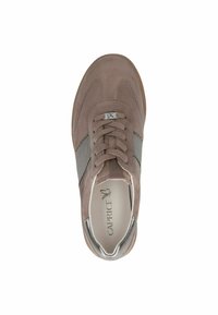 Hellbraune Wildleder-Sneaker mit grauen Akzenten, runder Zehenform, Schnürung vorne, gepolstertem Kragen und einem glatten Innenfutter.