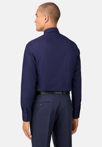 Navyblaues Hemd mit langen Ärmeln und klassischem Kragen, ausgestattet mit knöpfbaren Manschetten, glatter Textur und taillierter Passform.