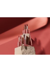 MAC LUSTREGLASS LIPSTICK - Vloeibare lippenstift - ready teddy