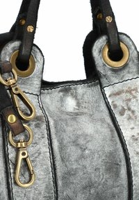 Borsa a mano in pelle metallizzata argento con dettagli neri, hardware dorato e finitura testurizzata con cuciture evidenti e chiusure decorative.