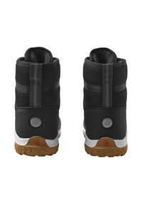 Botas impermeables negras hasta el tobillo con parte superior textil, correas grises, cuello acolchado y suela de goma con un patrón de tracción robusto.