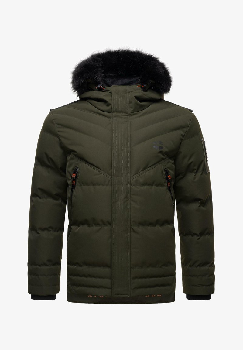 Zaļš pūkains mētelis ar atvienojamu melnu kažokādu uzvalku, ar rāvējslēdzēja kabatām un čevrona šuvēm. Biezs, pildīts audums, lai nodrošinātu siltumu.