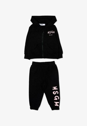 Zwart tweedelig kindertweedelig trainingspak met een capuchonvest met ritssluiting en broek, met roze "MSGM" en "Milano" tekstlogo's.