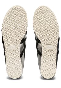 Czarno-srebrne sneakersy z teksturowaną gumową podeszwą. Podeszwa zewnętrzna ma wzór w diamenty dla lepszej przyczepności, z wypukłym logo na pięcie.