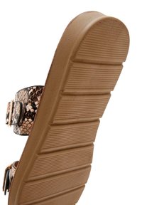 Sandał s texturovaným páskem s hadím vzorem a přezkou, a s hnědou gumovou podrážkou s drážkami pro lepší přilnavost.