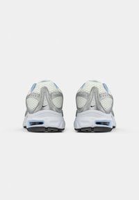 Buty sportowe z szaro-białą siateczkową cholewką, niebieskimi akcentami, cushioned sole, charakterystyczną strukturą obcasa oraz widoczną poduszką powietrzną.