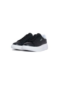 Sneaker in pelle nera con suola bianca, punta rotonda e lacci piatti. Presenta un logo sottile di lato e una texture liscia.