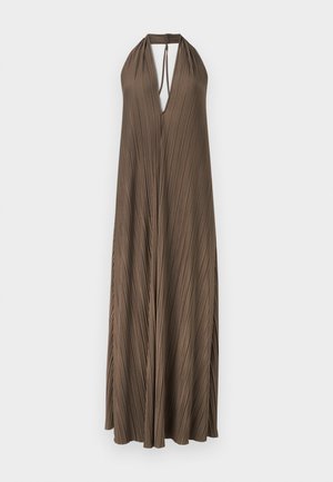 Abito lungo marrone senza maniche con gonna plissettata, collo allacciato dietro al collo e scollo a V profondo.