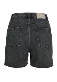 Shorts de mezclilla negros con dobladillos deshilachados, con dos bolsillos traseros y una etiqueta de cuero cosida en la cintura.