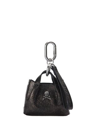 Llavero mini bolso negro texturizado con emblema de calavera y huesos cruzados, correa para muñeca y clip mosquetón de metal.