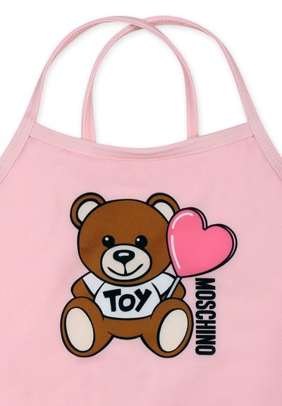 Top con spalline rosa che presenta un orsetto dei cartoni animati con "TOY" sulla maglietta e un palloncino a forma di cuore, con accentuazione del testo "MOSCHINO". Tessuto morbido e elasticizzato.