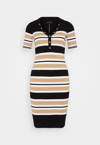 Abito lavorato a maglia a righe nere, beige e bianche con maniche corte, colletto e dettagli in oro sui bottoni. Design aderente con orlo a coste.