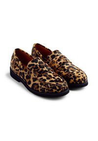 Mocassins en imprimé léopard avec une tige douce et texturée, semelle noire et design sans lacets. Présentant un bout arrondi et des accents de couture subtils.