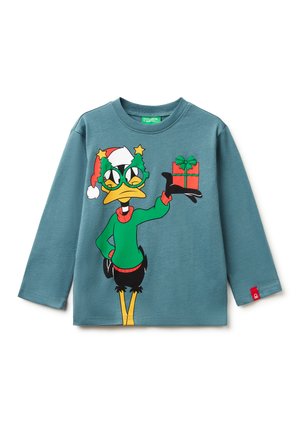 Camicia a maniche lunghe verde con personaggio dei cartoni animati in occhiali e cappello di Babbo Natale, che tiene in mano una scatola regalo. Realizzata in morbido cotone.